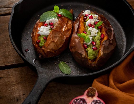 Patates douces rôties, purée d’avocat, grenade, menthe et chèvre frais