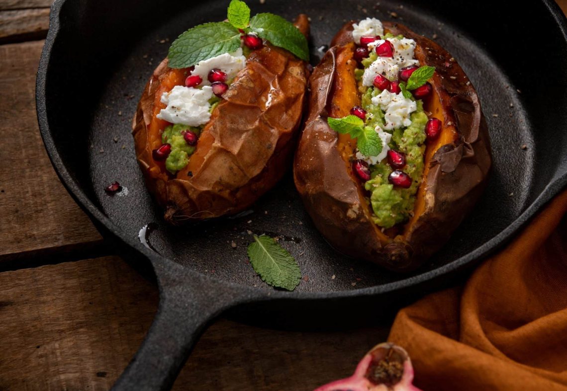 Patates douces rôties, purée d’avocat, grenade, menthe et chèvre frais